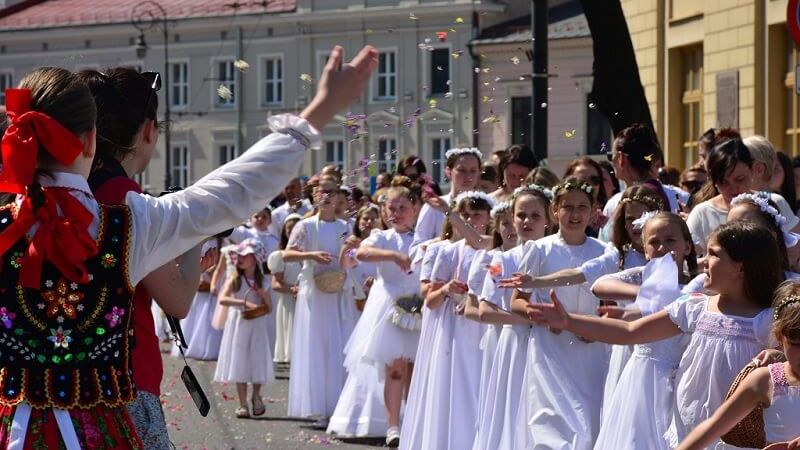 Procesja Bożego Ciała idąca ulicami Lublina