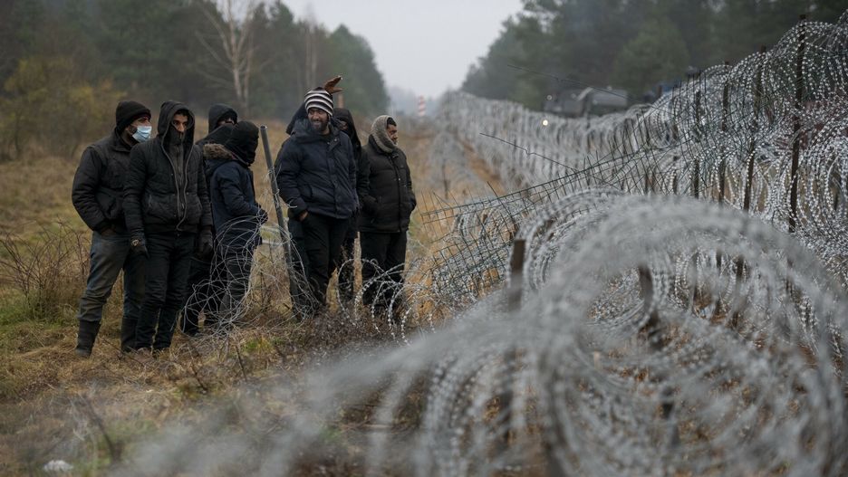 Bardzo napi?ta sytuacja na granicy polsko-bia?oruskiejMigrants stand along the razor wire fencing at the Belarus-Polish border at Bruzgi, Belarus on Wednesday, Nov. 17, 2021. The Belarusian authorities moved Wednesday to ease pressure along the country's frontier with Poland, the morning after the main border crossing erupted in violence -- with desperate migrants hurling stones at Polish border guards who responded with tear gas and blasts from water cannons. (James Hill/The New York Times)JAMES HILL