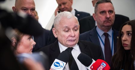 Ochroniarz z zakupami, policja. Zamieszanie przed domem Kaczyńskiego