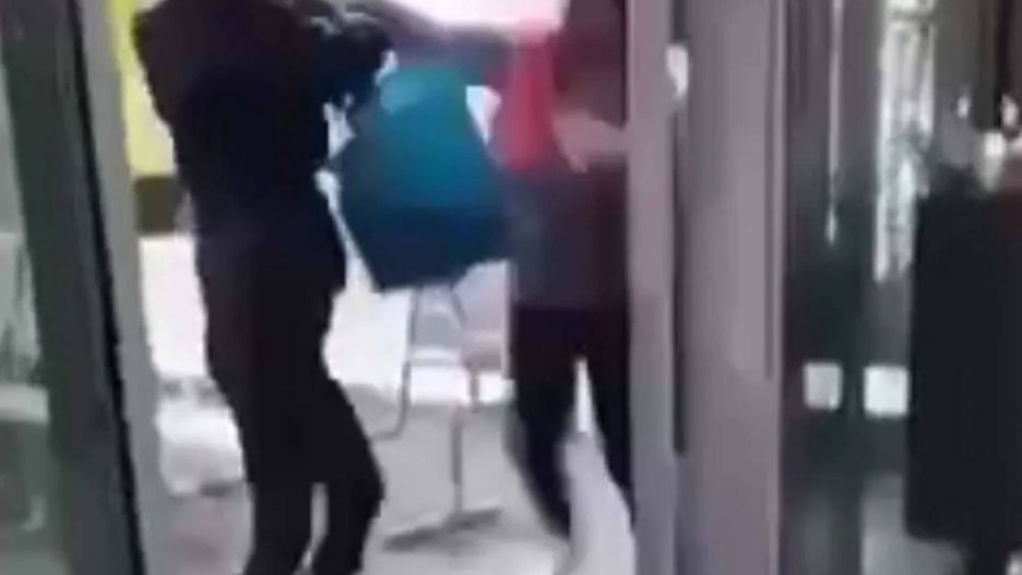 Bijatyka kobiet w centrum przesiadkowym w Zielonej Górze. W ruch poszedł kij
