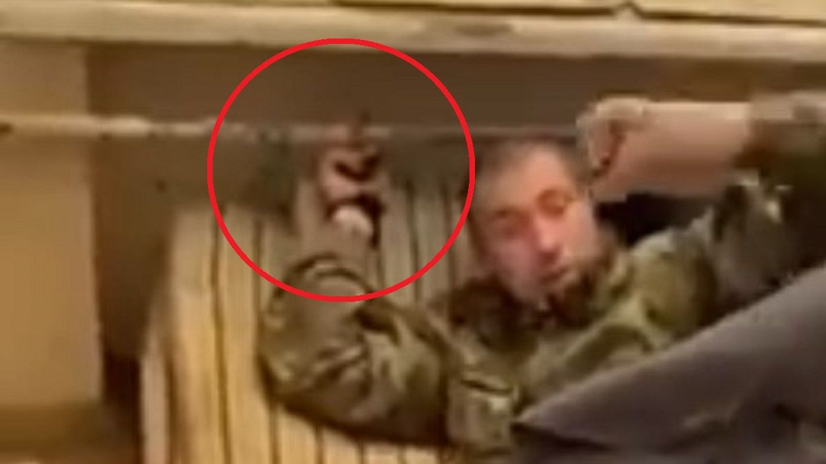 Rosyjscy żołnierze skuci są kajdankami w obozach.