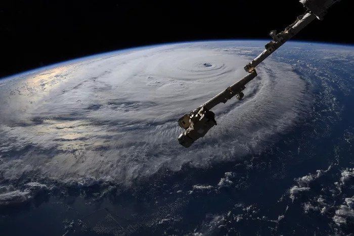 Huragan Florence widziany ze stacji kosmicznej zasłania pół Ziemi 8