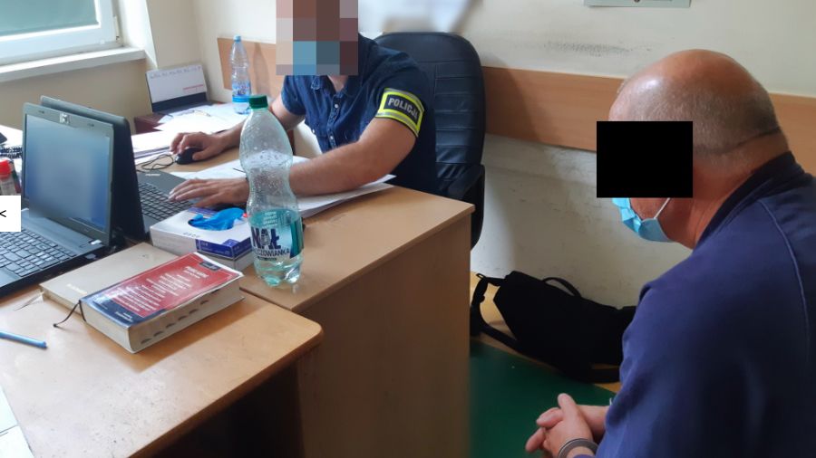 Warszawa. Wolska policja zatrzymała 62-latka, który poważnie zranił nożem swojego sąsiada