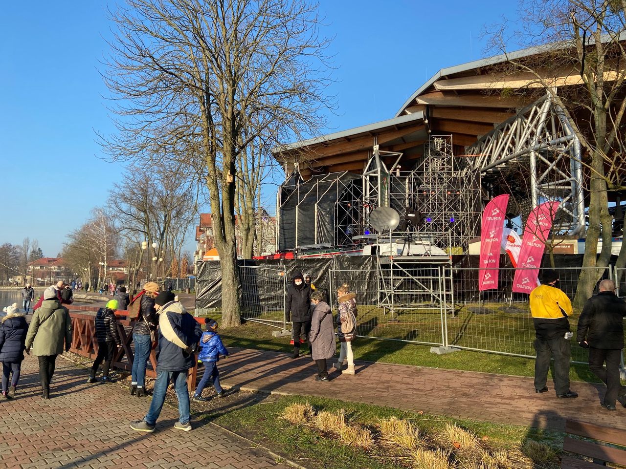 Sylwester Marzeń z Dwójką. Ostatnie przygotowania. Mieszkańcy byli rozżaleni, że teren ogrodzono siatką z folią