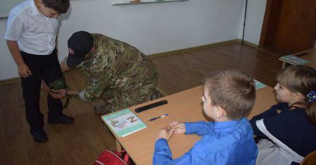 Lekcja w rosyjskiej szkole. Przyszedł "wagnerowiec"