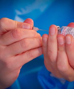 Desperacka próba 50-latka z Włoch. Ze sztucznym ramieniem udał się na szczepienie