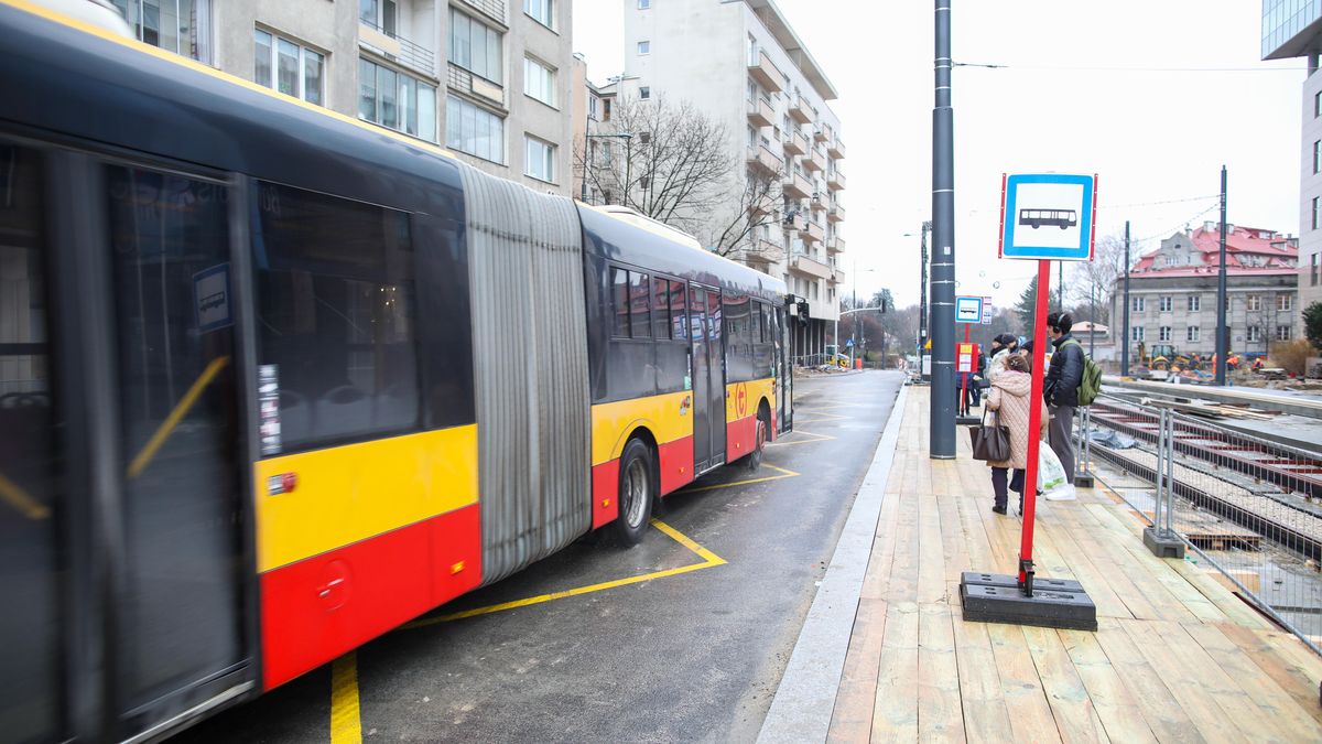 Kierowca autobusu nie miał litości dla staruszki, kazał jej czekać na mrozie