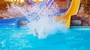 Nowa zjeżdżalnia na basenie w Lubsku będzie gotowa za kilka tygodni. Trwa montaż konstrukcji, która ma przyciągnąć turystów