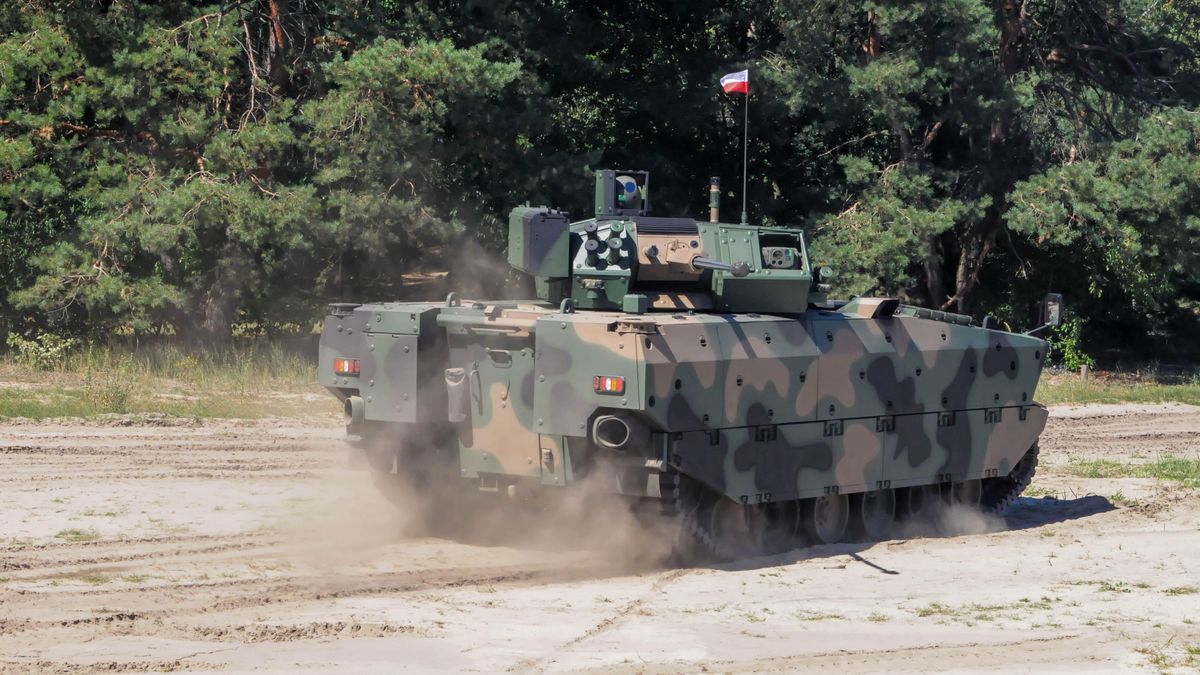 bojowy p�ywaj�cy w�z piechoty (NBPWP) Borsuk
Warszawa, Weso�a, 13.08.2024. Produkowany przez HSW nowy bojowy p�ywaj�cy w�z piechoty (NBPWP) Borsuk ze zdalnie sterowan� wie��, z armat� 30 mm w czasie pokazu na poligonie 1. Warszawskiej Brygady Pancernej w warszawskiej Weso�ej, 13 bm. Borsuk ma status prototypu, jest po badaniach kwalifikacyjnych. (jb/awol) PAP/Jakub Borowski
Jakub Borowski
1 1. pierwsza, badania kwalifikacyjne, bojowy, Borsuk, Hut� Stalowa Wola, piechota, p�ywaj�cy, poligon, prototyp, sprz�t wojskowy, uzbrojenie, Warszawska Brygada Pancerna, wojsko, wojsko polskie, wojskowy, wozy bojowe, w�z