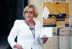 Biała flaga i "wstyd" w Krakowie. Kpiny po tweecie kuratorki