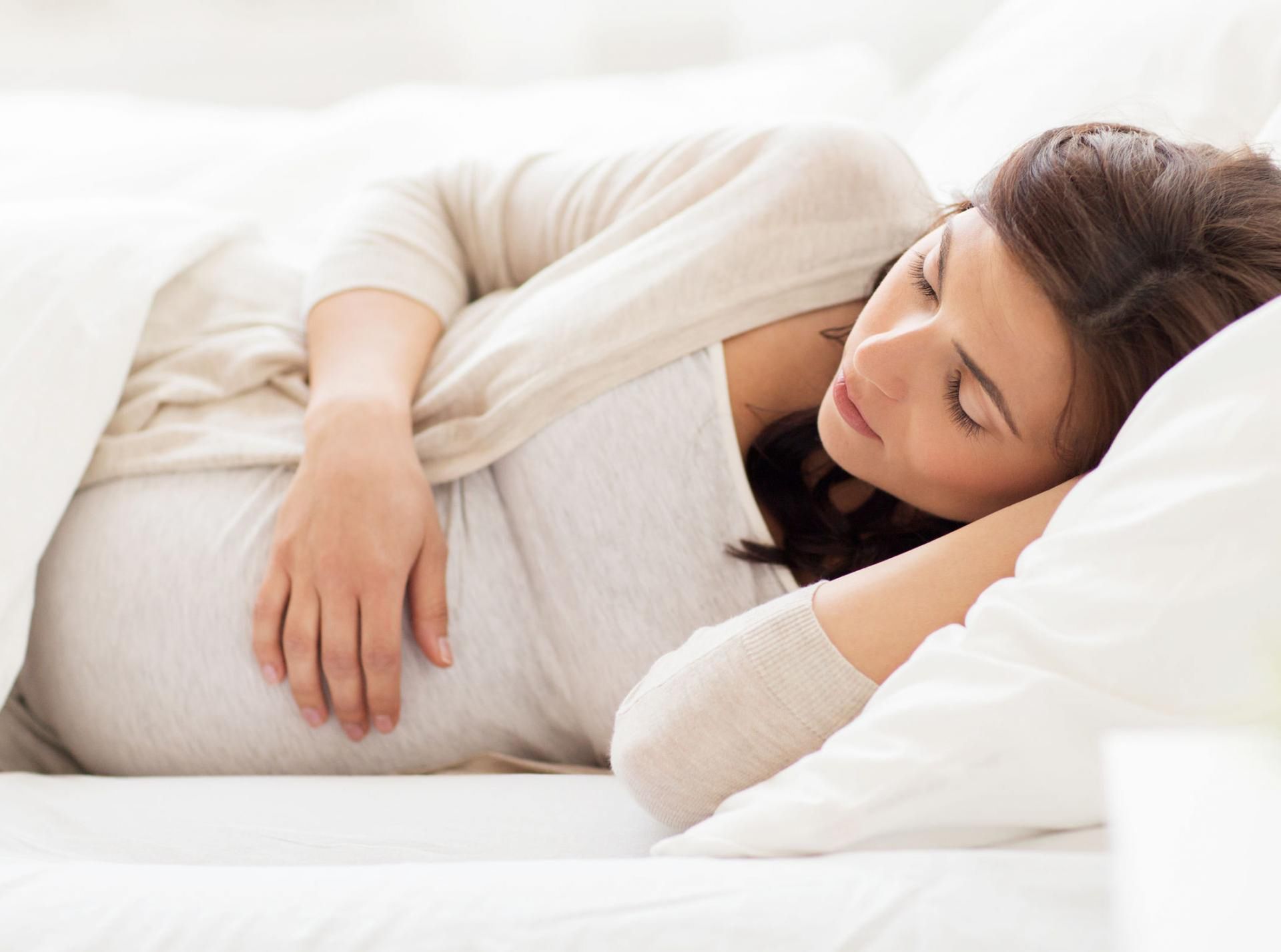 Idealna pozycja do spania dla kobiet w ciąży