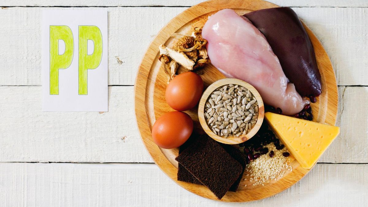 Pelagra związana jest z niedoborem witaminy PP (niacyny). 