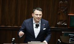 Przyszedł na mównicę z kamerą. Tak wyrażał się o Ostatnim Pokoleniu