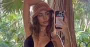 Natalia Siwiec wdzięczy się w bikini i boho kapeluszu przed lustrem