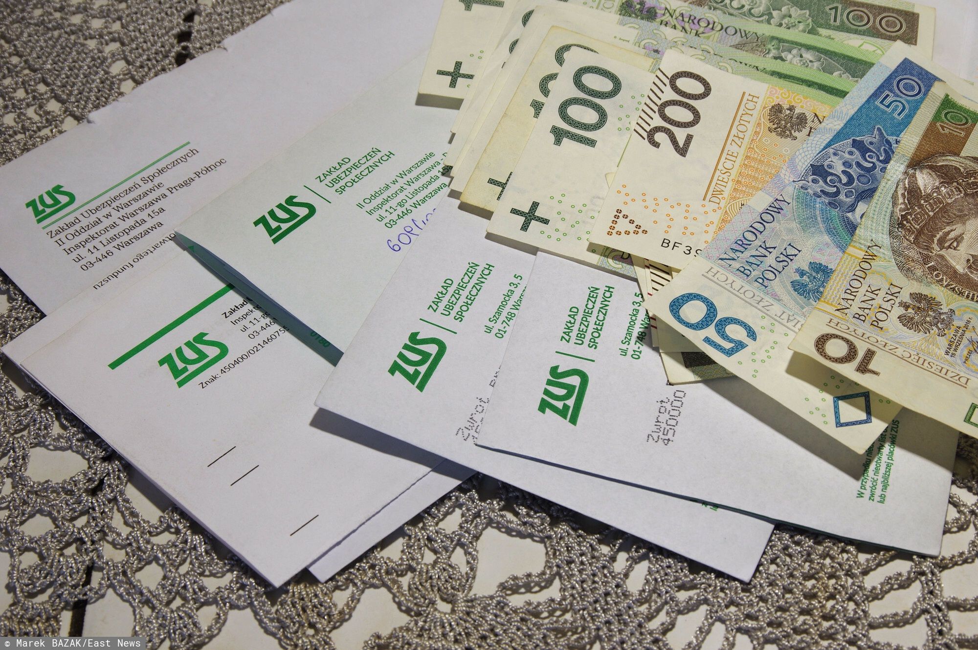 Stock Marek Bazak
PHOTO: ZOFIA I MAREK BAZAK / EAST NEWS 
N/z pisma z ZUS-u i pieniadze, banknoty o nominale 10, 50, 100, 200 zl.
ZOFIA BAZAK