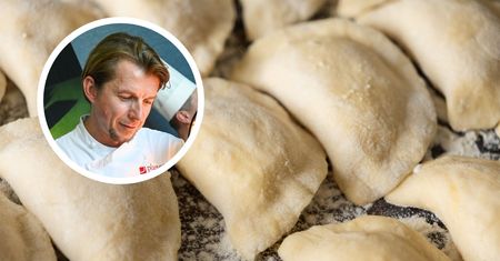 Zrób ciasto na pierogi jak Karol Okrasa. Z prpoporcji 2:1 zawsze wychodzi miękkie i giętkie