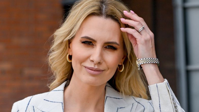 Agnieszka Hyży wygrzewa się nad basenem w bikini