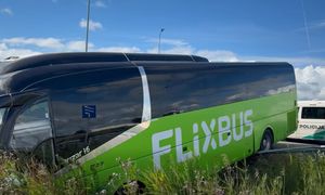 Autobus z Warszawy do Tallina wypadł z drogi na Litwie. Są ranni