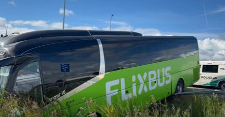 Autobus z Warszawy do Tallina wypadł z drogi na Litwie. Są ranni