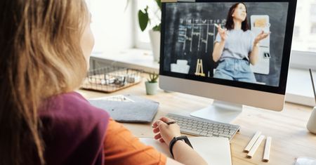 Zdalne nauczanie. Ale nauczyciele wcale nie pracują z domu