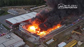 Mińsk Mazowiecki: Pożar jest nieopanowany. Na miejscu działa już ponad 40 zastępów