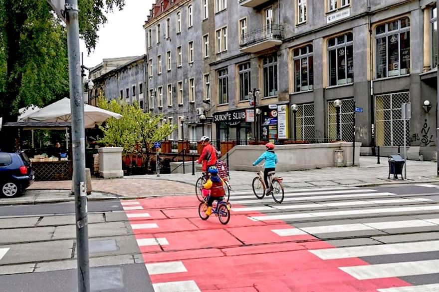 Gliwice. Rowerzyści już nie muszą się obawiać przejazdu przez u;l. Zwycięstwa.