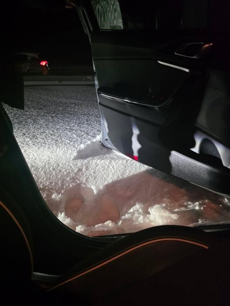 Sytuacja na trasie S7. Samochody utknęły w zaspach