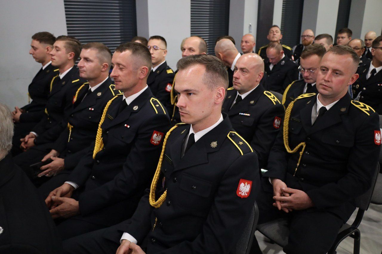 W piątek, 16 maja w Zajezdni Kultury w Pleszewie odbyły się uroczystości powiatowe z okazji Dnia Strażaka, podczas których wręczono awanse na wyższe stopnie zawodowe, odznaczenia oraz wyróżnienia dla strażaków z KP PSP Pleszew oraz druhów z Ochotniczych Straży Pożarnych z powiatu pleszewskiego
