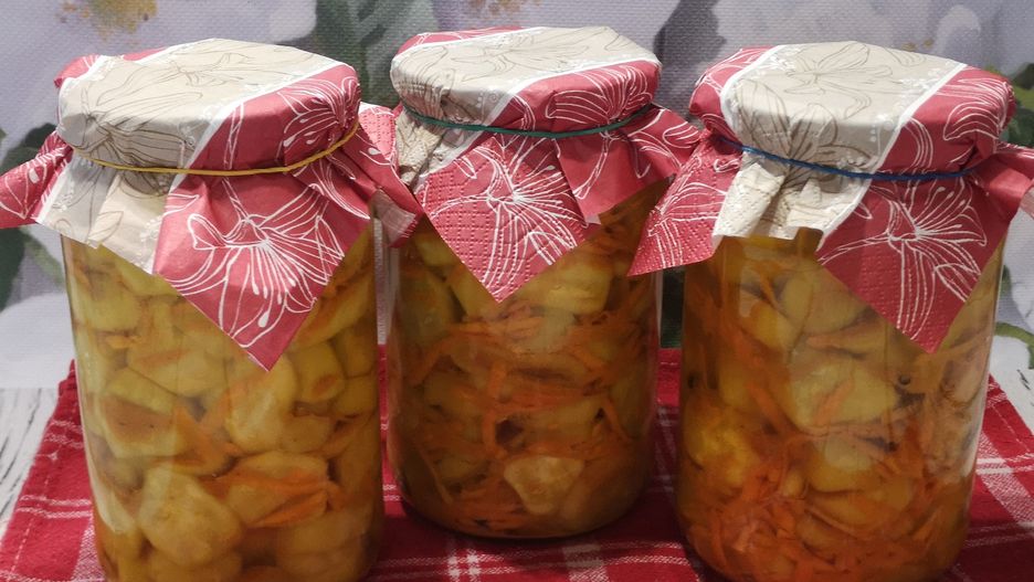 Sałatka z ogórkiem i kurkumą. Warto mieć zapas w spiżarni