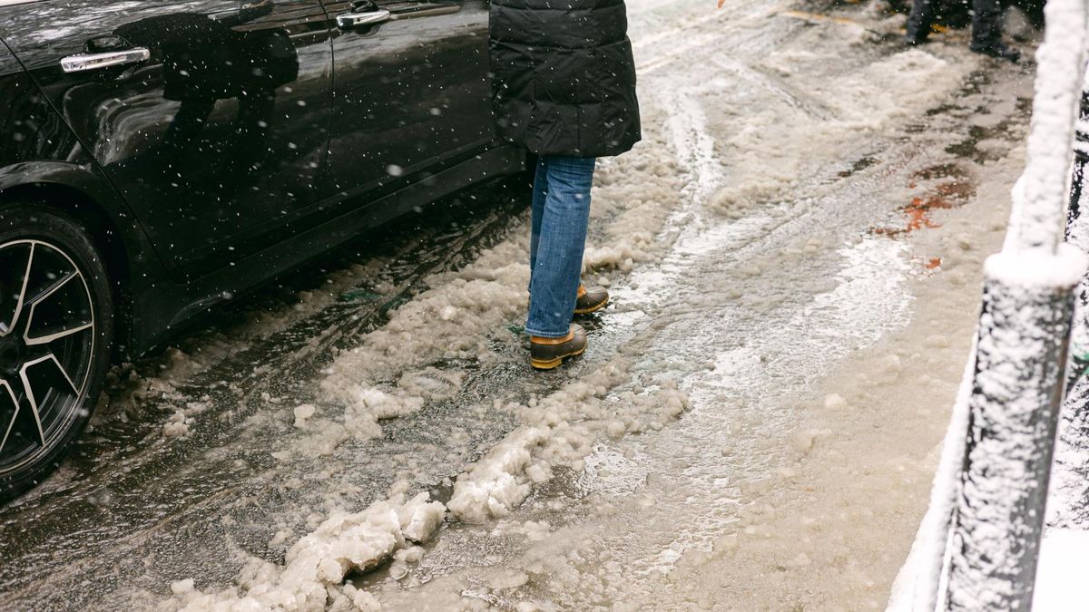 Chodzenie jak pingwin oraz noszenie butów z antypoślizgową podeszwą może nad uchronić przed bolesnymi upadkami na oblodzonej ulicy