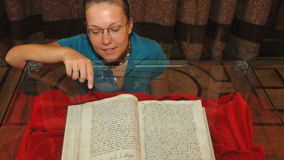 08.07.2008 LODZ. MUZEUM HISTORII MIASTA LODZI, DAWNY PALAC RODZINY POZNANSKICH. KOPIARZ MACIEJA DRZEWIECKIEGO ZAWIERAJACY ODPISY NAJSTARSZYCH DOKUMENTOW ZWIAZANYCH Z LODZIA, W TYM PRZYWILEJ LOKACYJNY NADANY PRZEZ WLADYSLAWA JAGIELLE W DNIU 29 LIPCA 1423 ROKU PREZENTOWANY BYL W SALI JADALNEJ PALACU POZNANSKIEGO. PREZENTACJE DOPELNIA OBRAZ TADEUSZA KOKIETKA ZATYTULOWANY &#34;KROL WLADYSLAW JAGIELLO NADAJE LODZI PRAWA MIEJSKIE NA ZAMKU W PRZEDBORZU&#34; NZ. PALAC POZNANSKIEGO, POZNANSKICH, SALA JADALNA, KROL WLADYSLAW JAGIELLO, NADANIE PRAW MIEJSKICH LODZI, LODZ, PRAWA MIEJSKIE, OBRAZ, KSIAZKA, STARA, STARE KSIAZKI, TADEUSZ KOKIETEK, KOKIETKO, KSIEGI, KSIEGA, FOT. PIOTR KAMIONKA / POLSKAPRESSE *** Local Caption *** LODZ DZIENNIK LODZKI