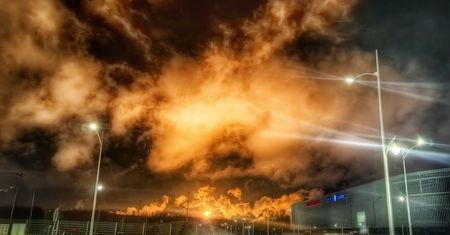 Łuna nad Chomętowem postawiła służby na nogi. Pożaru nie było – to widoczne płomienie z ORLENU!