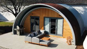 Pomysł na dom niczym domek hobbita. Można się poczuć jak w wehikule czasu