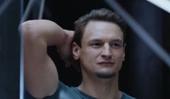 Himalaista Adam Bielecki reklamuje Biotebal Men jako „zestaw ratunkowy do włosów” (wideo)