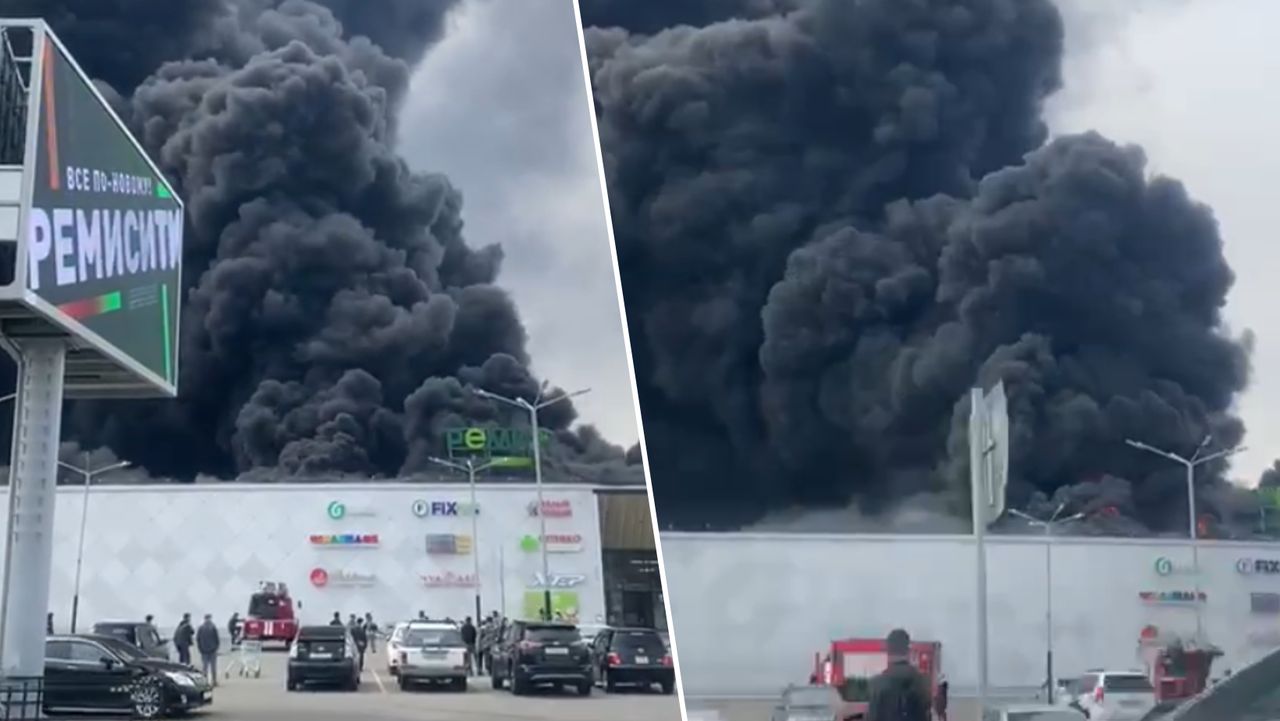 Plumes of black smoke over Khabarovsk in Russia. Fire "very complicated"