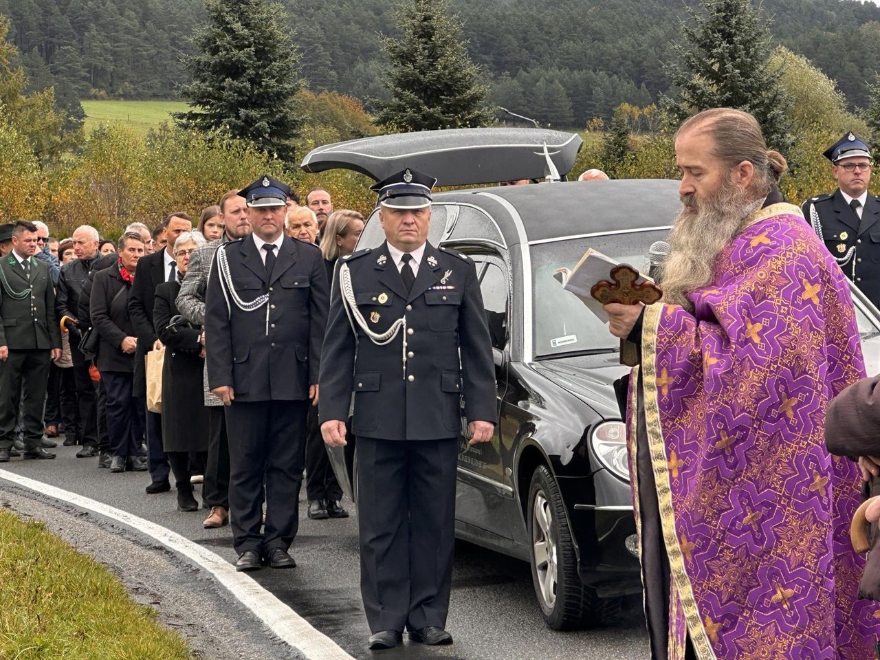 Uście Gorlickie: Społeczność żegna swojego wójta. W ostatniej drodze śp. Dymitrowy Rydzaniczowi towarzyszą setki ludzi