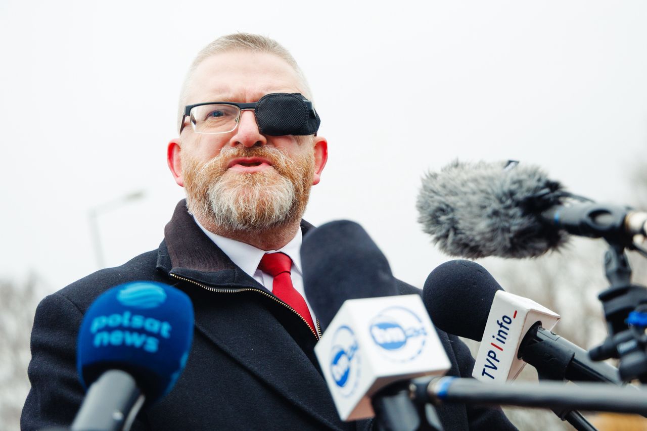 Użył gaśnicy w Sejmie. Rusza proces Brauna