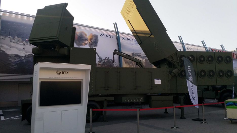 Koncern RTX przywiózł na targi MSPO 2023 pełnoskalową makietę dookólnego radaru LTAMDS, którym będą dysponować polskie systemy Patriot. 