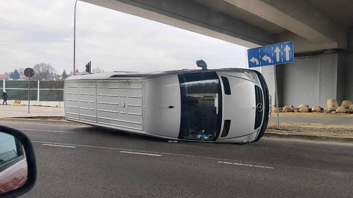 Mercedes po zderzeniu z seatem wylądował na boku