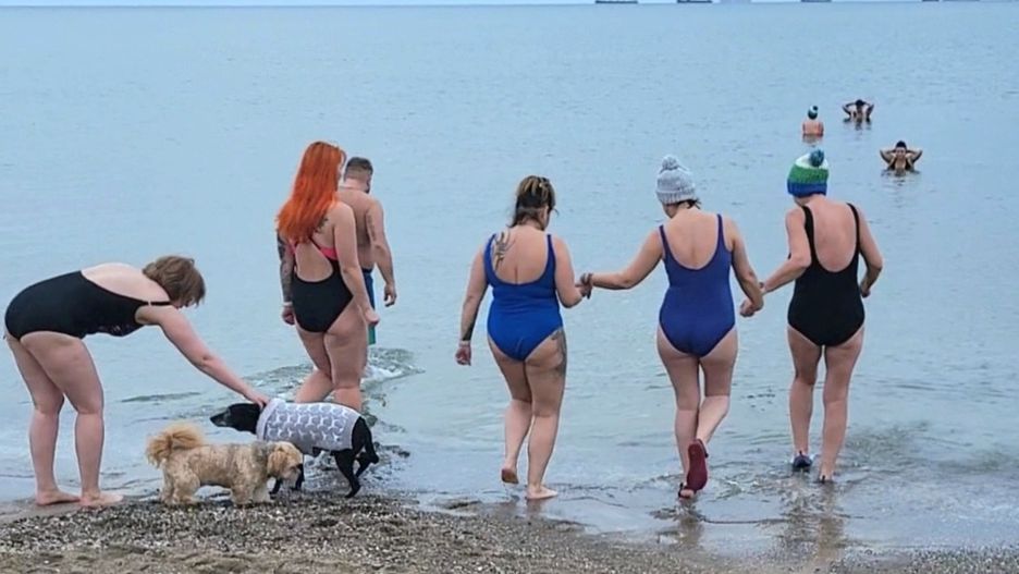 Dziewczyny podczas wejścia do lodowatej wody