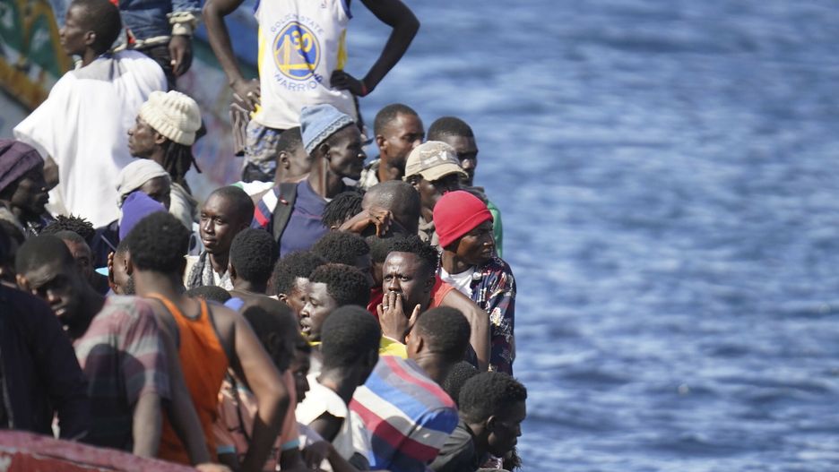 Uchod?cy z Afryki na Teneryfie
A cayuco with more than 170 migrants arrives at the Port of La Restinga on the island of El Hierro, October 31, 2023, in El Hierro, Santa Cruz de Tenerife, Tenerife, Canary Islands (Spain). A new cayuco has arrived today to the island of El Hierro with more than 170 migrants on board, all sub-Saharan, pending the final count. The skiff has reached the islands after managing to cross the Atlantic route after setting sail several days ago from some point off the coast of sub-Saharan Africa. The cayuco was intercepted at sea south of the island of El Hierro by a patrol boat of the Guardia Civil -without the intervention of Salvamento Mar�timo- and escorted to the port, where its occupants have been assisted by the staff of the Canary Emergency Service (SUC) and Red Cross volunteers, who have provided hygiene kits, clothing, footwear, blankets and food. The boat has arrived at the port of El Hierro. OCTOBER 31;2023 H.Bilbao / Europa Press 10/31/2023 (Europa Press via AP)
H.Bilbao