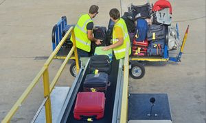 Skarbówka zatrzymała ich na lotnisku Chopina. Oto co mieli w walizkach