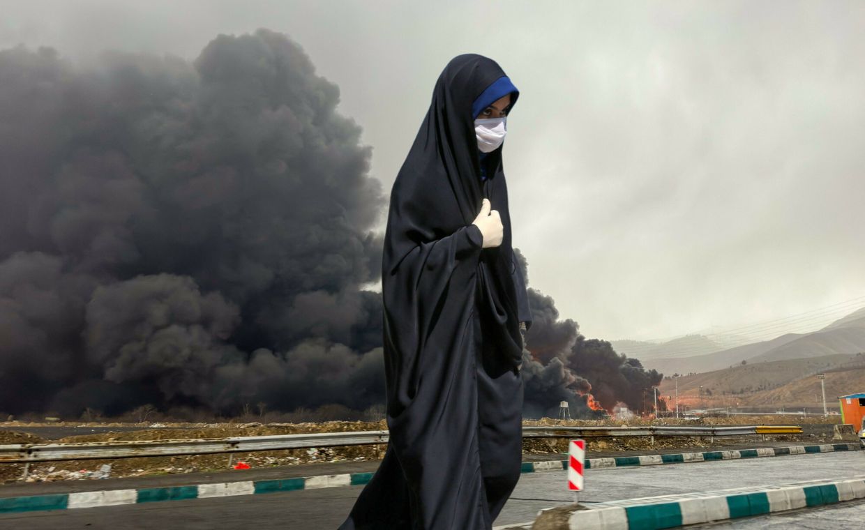 Toksyczne deszcze spadły na ludzi w Teheranie. Wojna w Iranie to również postępująca katastrofa ekologiczna