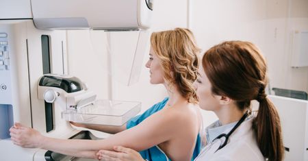 Mammografia - jak działa mammograf, zalety i ograniczenia, wskazania, przygotowanie, przebieg badania, wynik, bezpieczeństwo