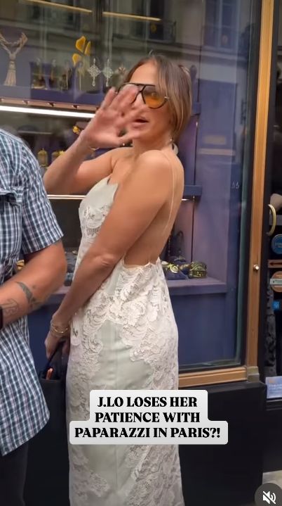 Jennifer Lopez SPIĘŁA SIĘ z fotoreporterami na ulicach Paryża