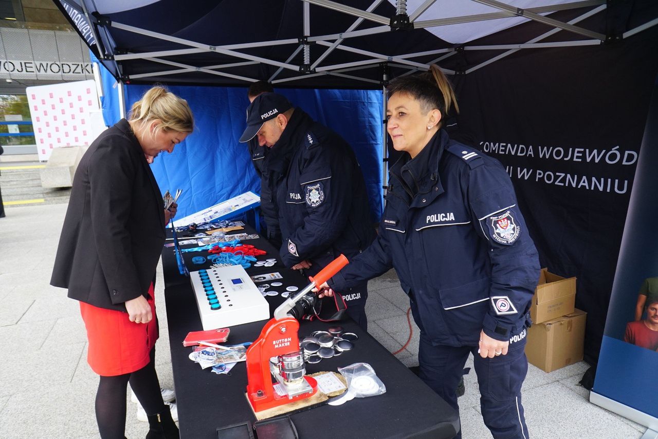 Poznań: Handel ludźmi to wciąż niebezpieczne zjawisko. Policjanci uczyli, jak nie paść jego ofiarą