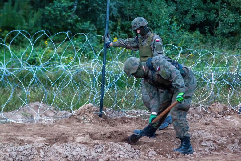 Płot na granicy z Białorusią. Wojsko buduje ogrodzenie w okolicach Usnarza Górnego