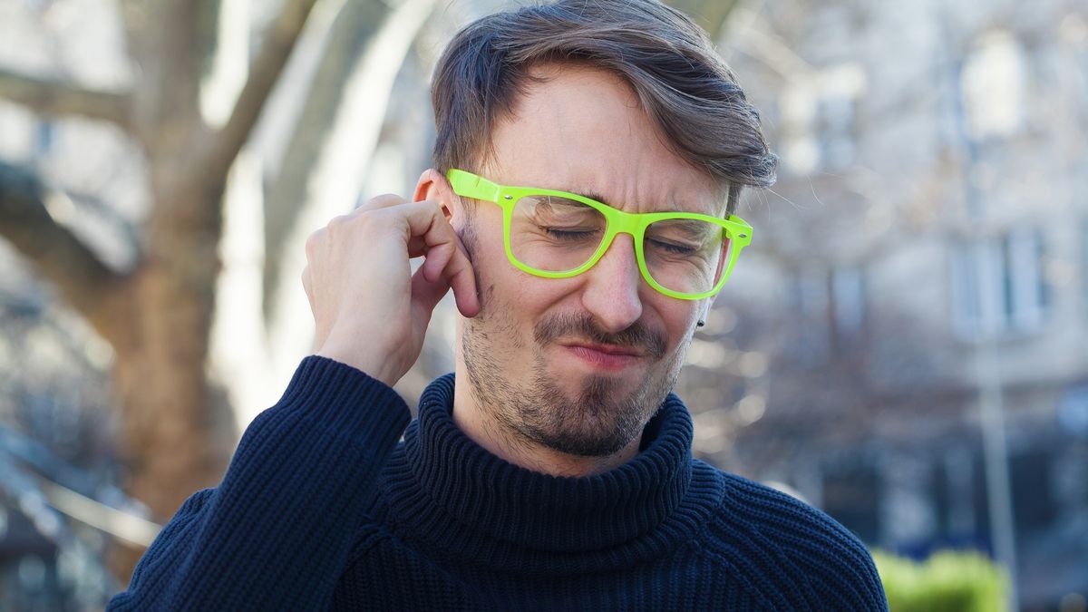 Young man having hearing loss
Young man having hearing loss
Elisaveta Ivanova