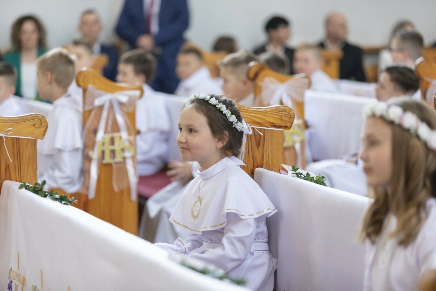 Zwyczajowo rodzice chrzestni dają na komunię największe kwoty. W zależności od tradycji w danej rodzinie i pokrewieństwie z dzieckiem do koperty daje się od 500 złotych do nawet 2000 złotych.