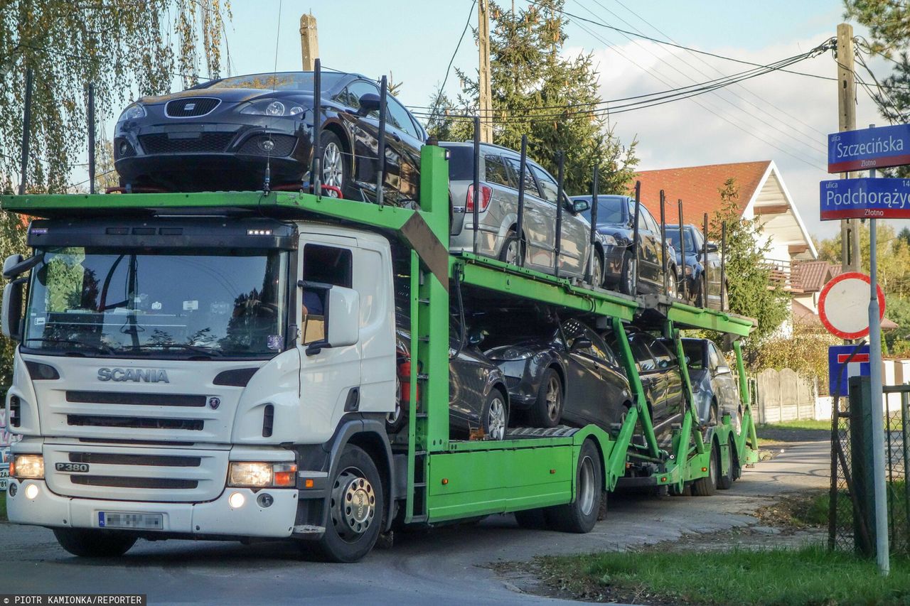 Polacy sprowadzają mniej samochodów. Są one jednak coraz starsze